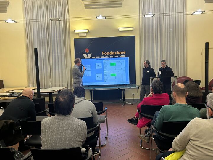 Un Analyst presenta il proprio progetto davanti al pubblico durante il Demo Day