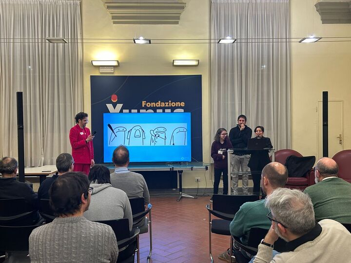 Un gruppo di Analyst presenta il proprio progetto sul palco del Demo Day
