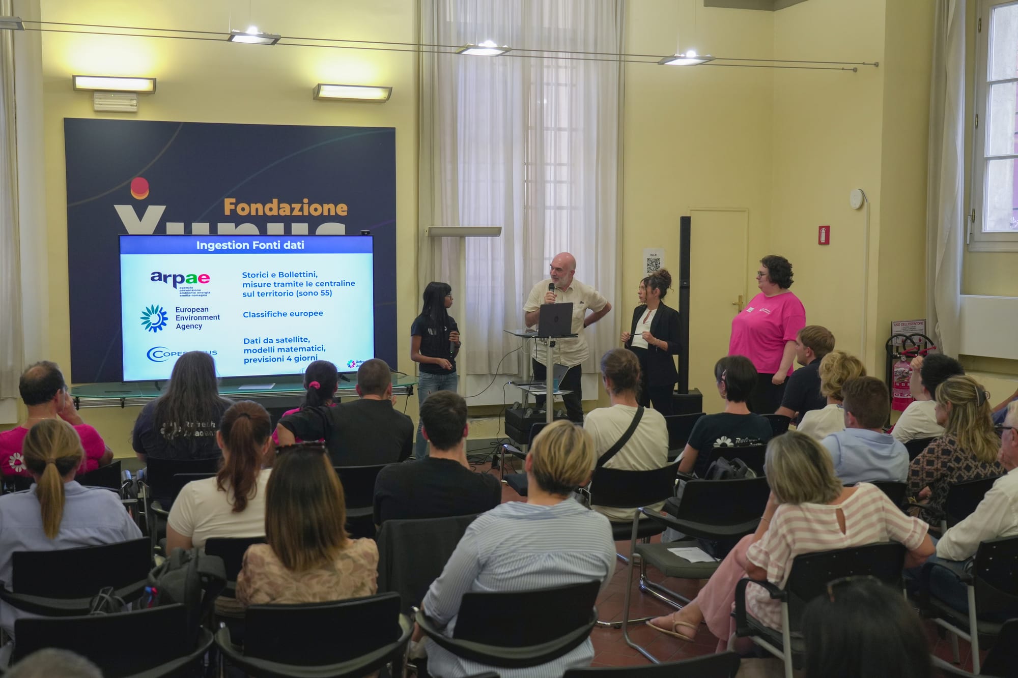 Un altro gruppo illustra le fonti dati del suo progetto davanti al pubblico