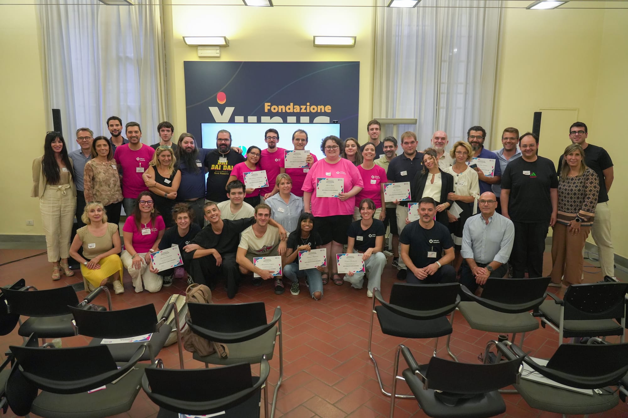 Studenti, team e partner di Refresh Academy in posa con gli attestati al termine del Demo Day