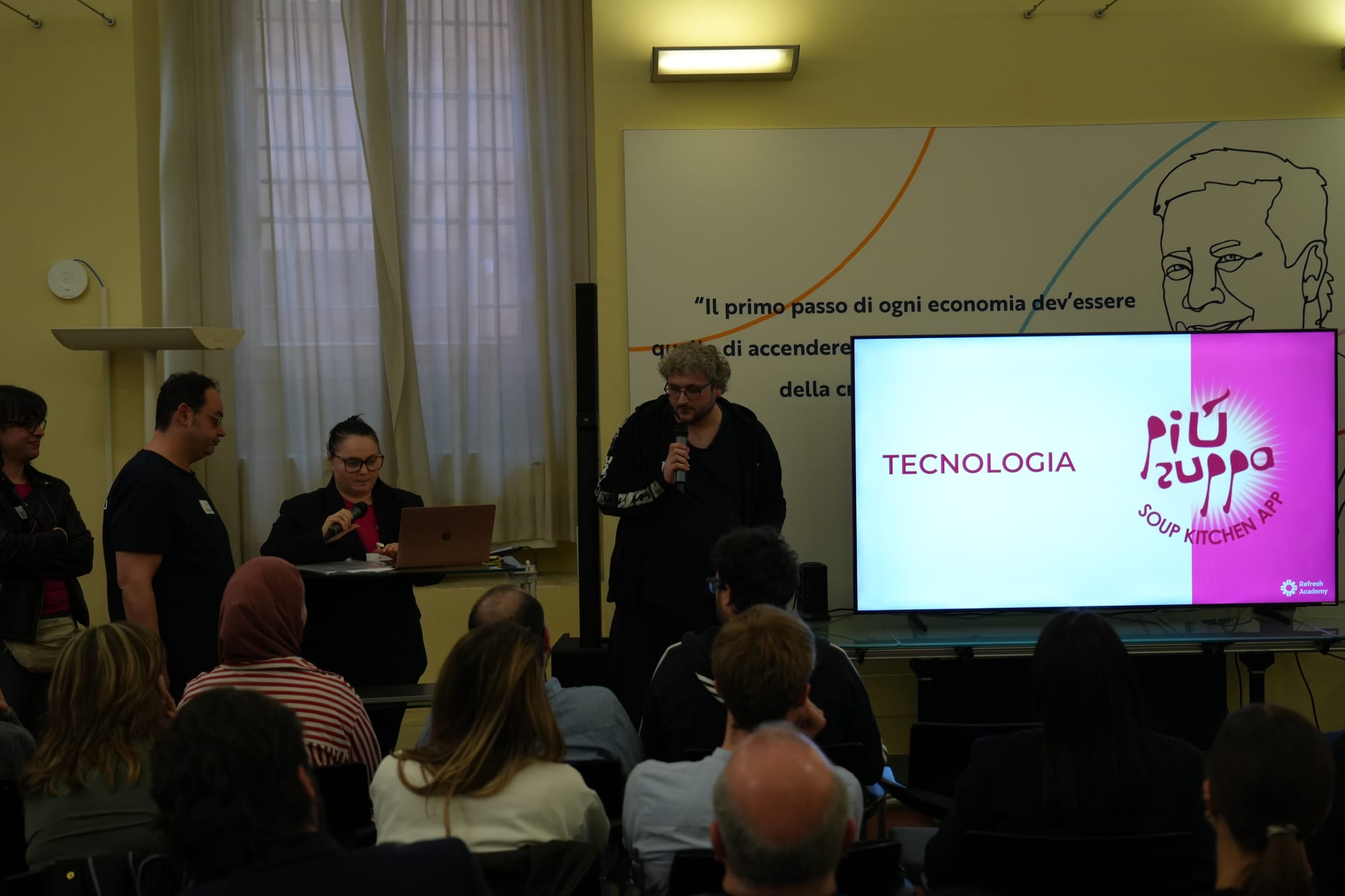 Una squadra presenta il progetto Più Zuppa, un'app per le mense solidali