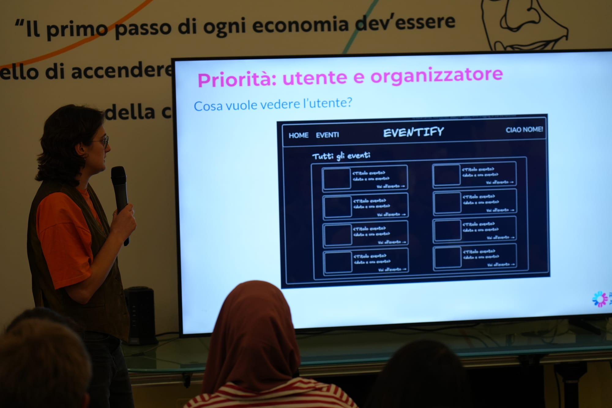 Una studentessa presenta le priorità di utenti e organizzatori per l'app Eventify