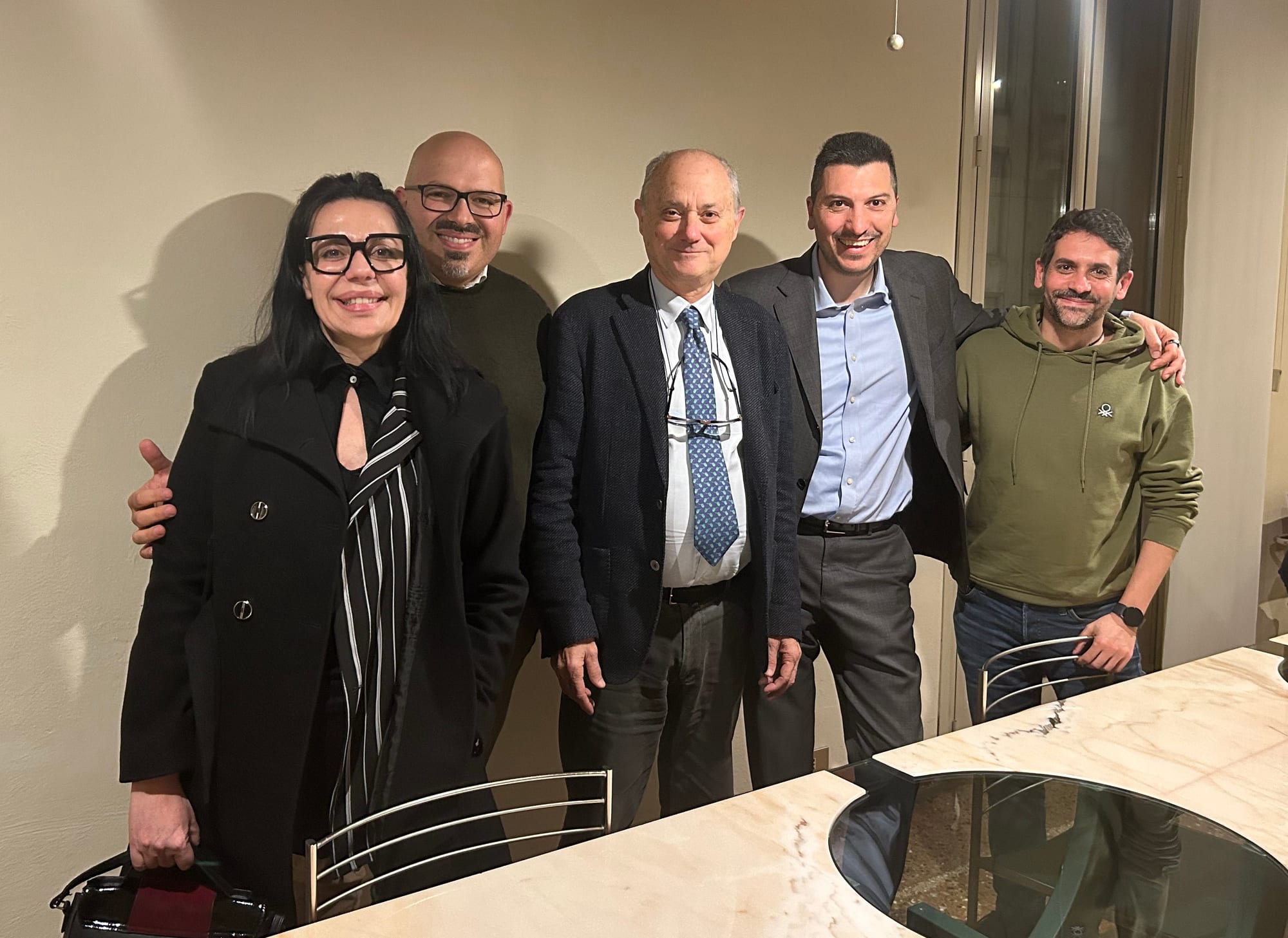 Il team e i sostenitori di Refresh Academy riuniti per festeggiare il primo compleanno