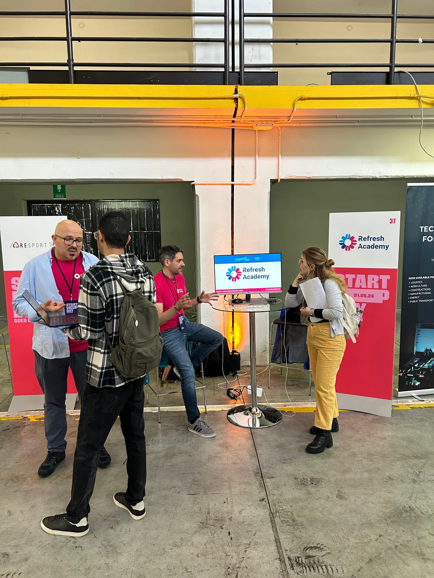 Lo stand di Refresh Academy allo Startup Day del 31 maggio 2024