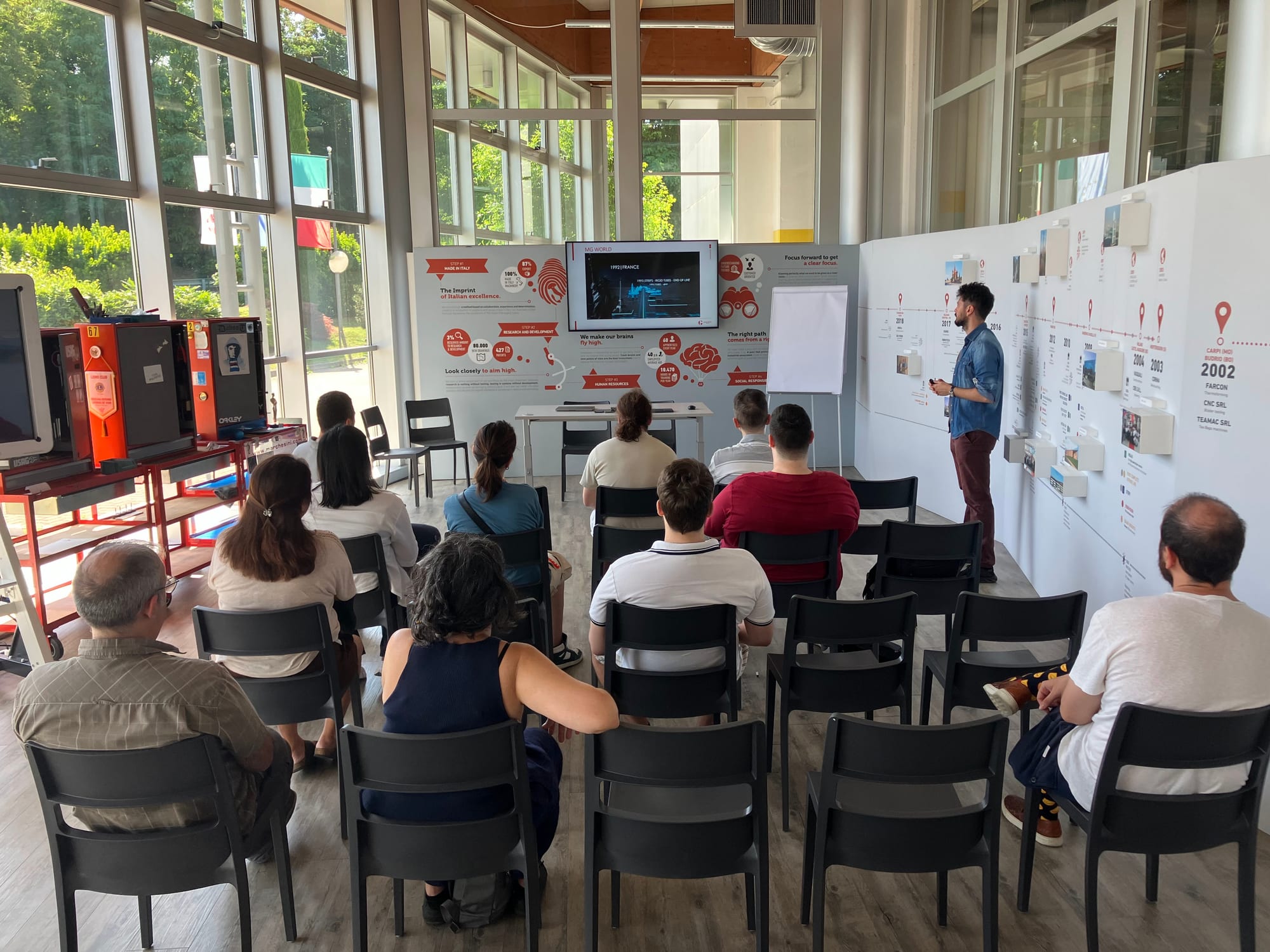 Gli studenti seguono la presentazione di Marchesini Group nella sala della sede aziendale
