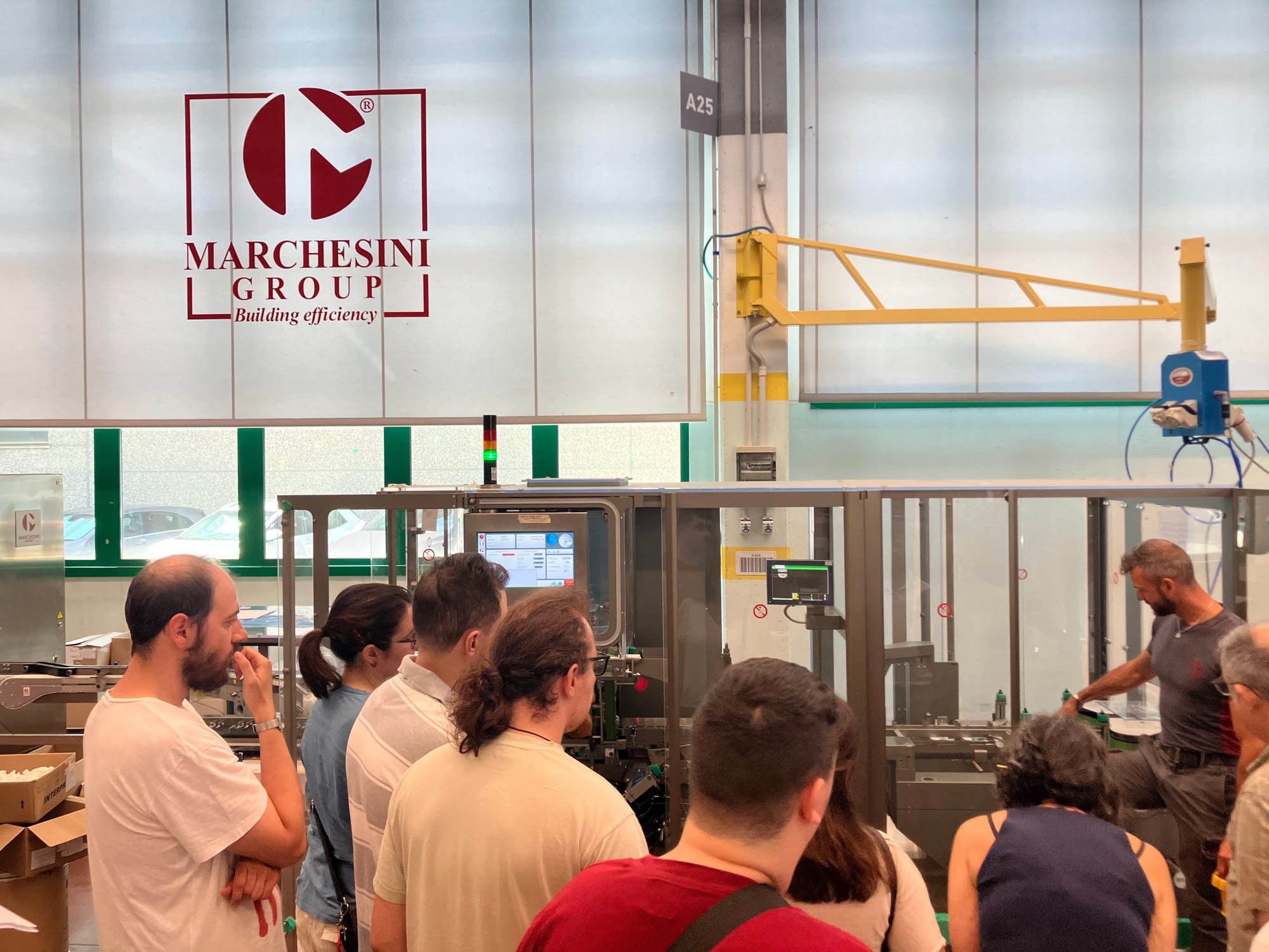 Gli studenti osservano il collaudo di una linea di confezionamento nel reparto produttivo di Marchesini Group