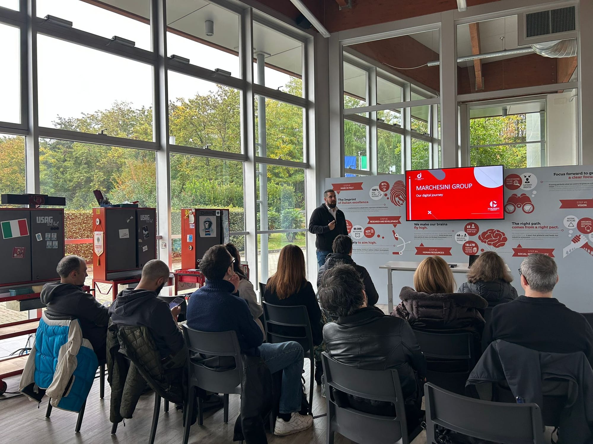 Un referente di Marchesini Group presenta l’azienda agli Analyst nella sala della sede