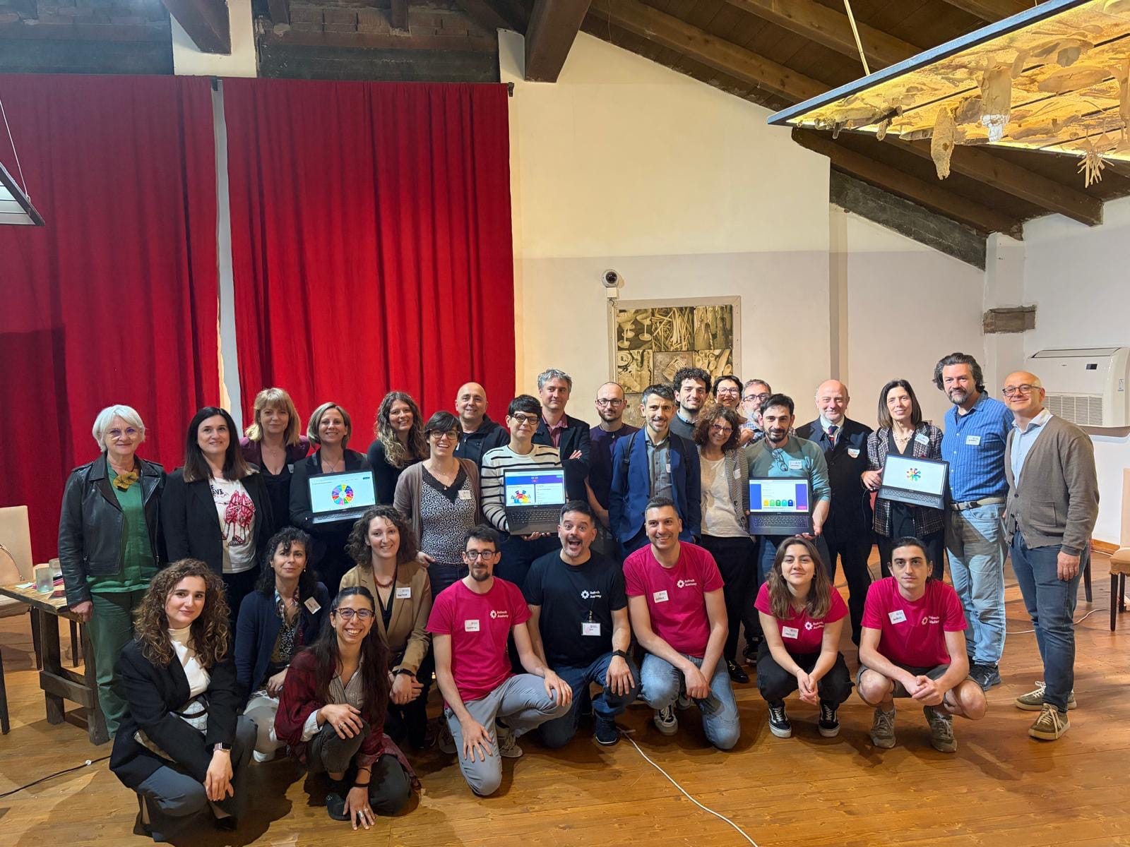 I partecipanti al workshop con Legacoop Bologna e il team di Refresh Academy in posa con i portatili