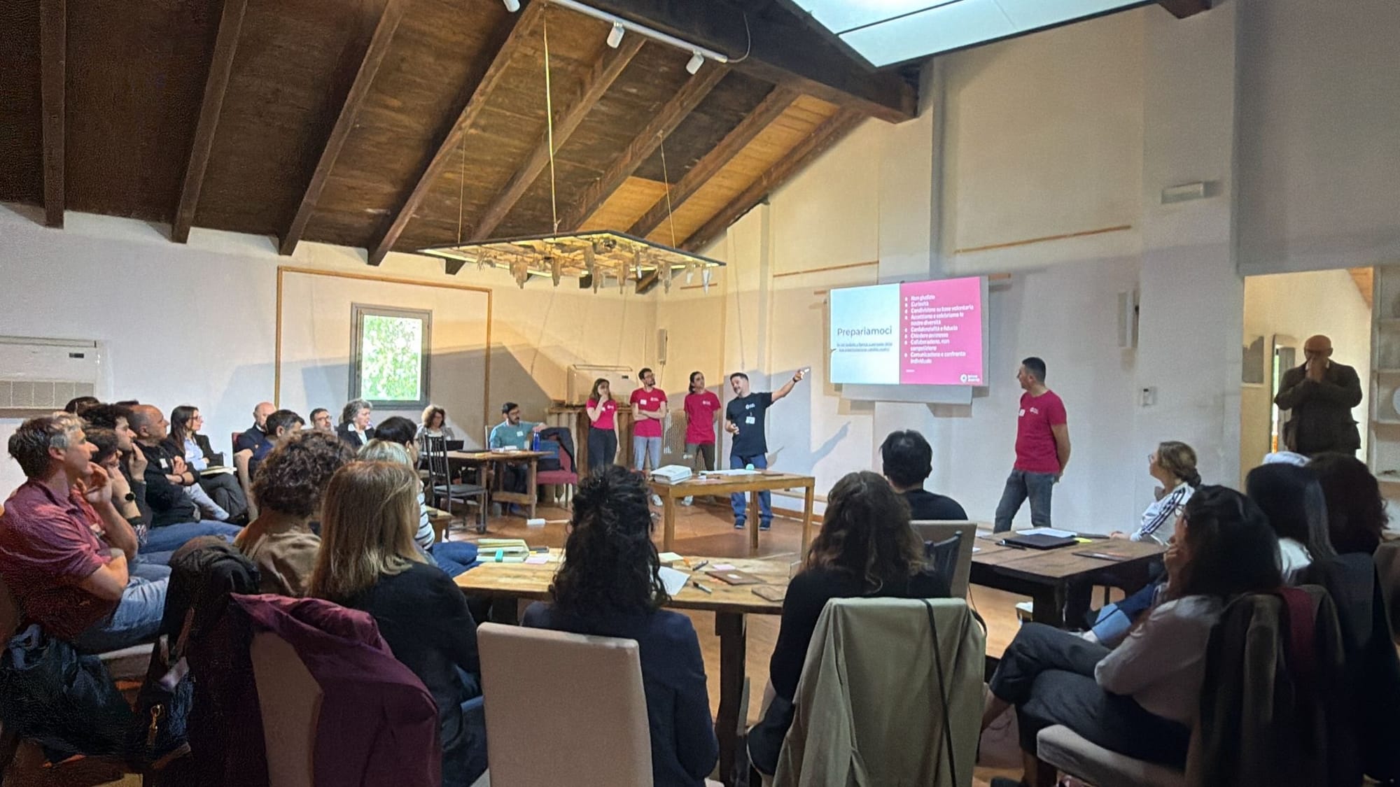 Il team di Refresh Academy introduce il workshop davanti ai partecipanti
